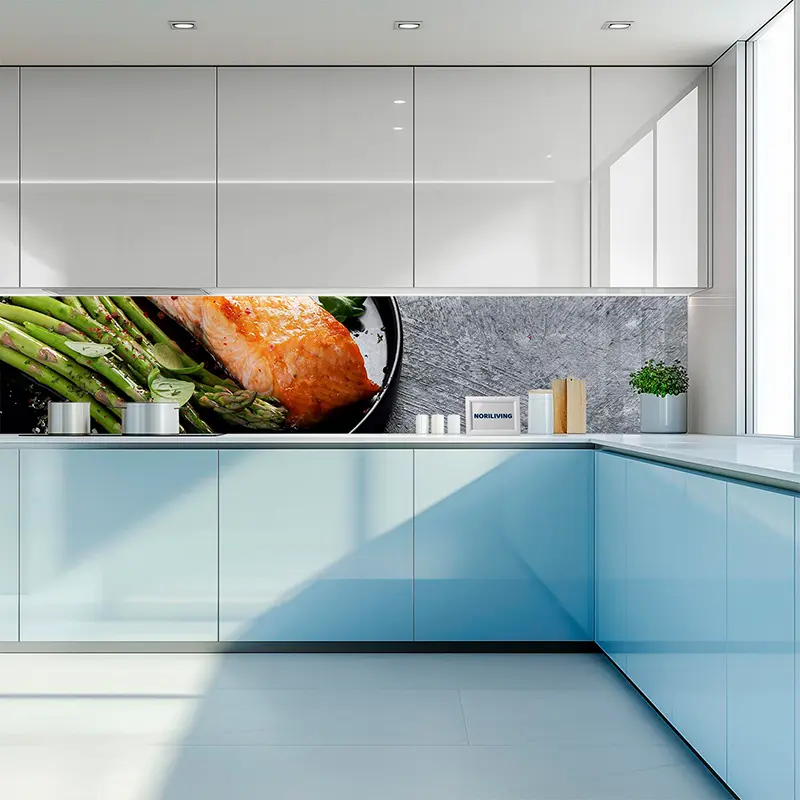 Moderne Küche mit blauem Schrank und Küchenrückwand