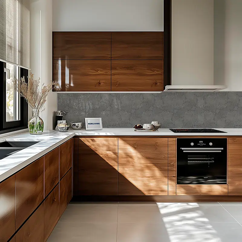 Moderne Küche mit Holzfronten, weißer Arbeitsplatte