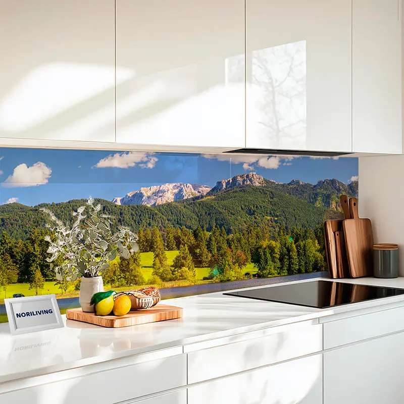 Weiße moderne Küche mit Glasrückwand und Bergpanorama