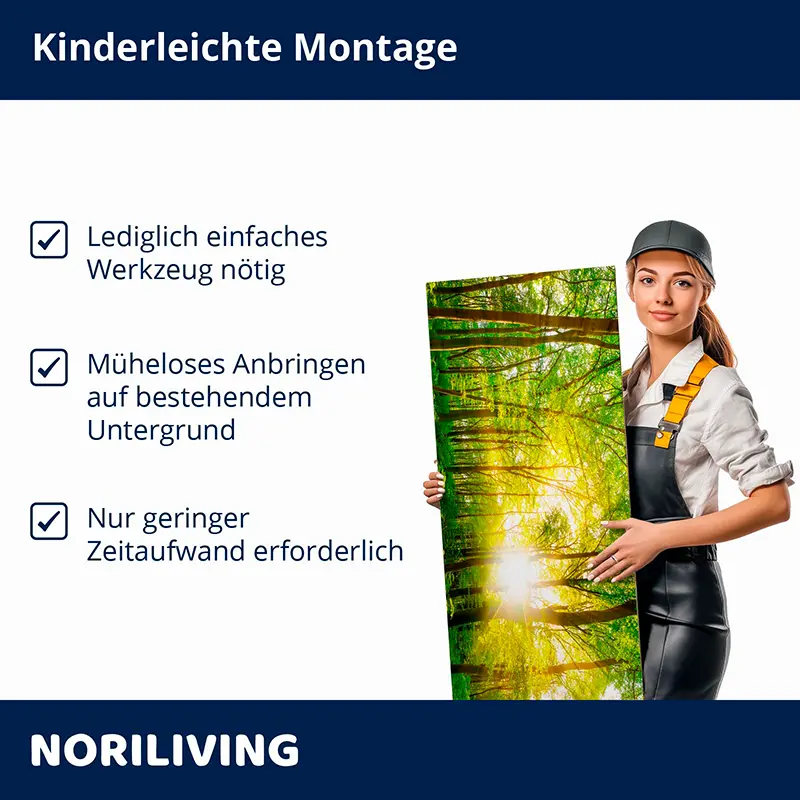 Handwerkerin hält dekoratives Wandbild Wald