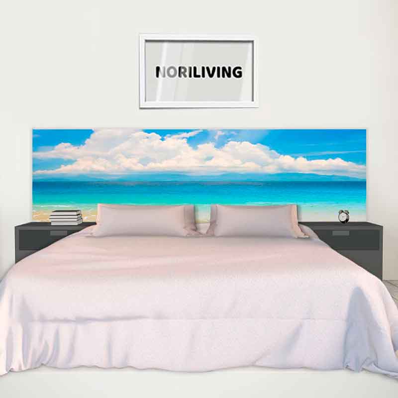 Schlafzimmer mit Bett, Strandmotiv als Kopfteil und dekorativem Bild an der Wand
