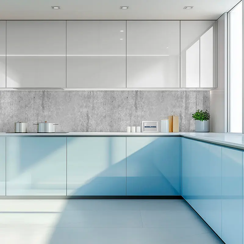 Helle Küchenzeile, Betonrückwand und Pflanze