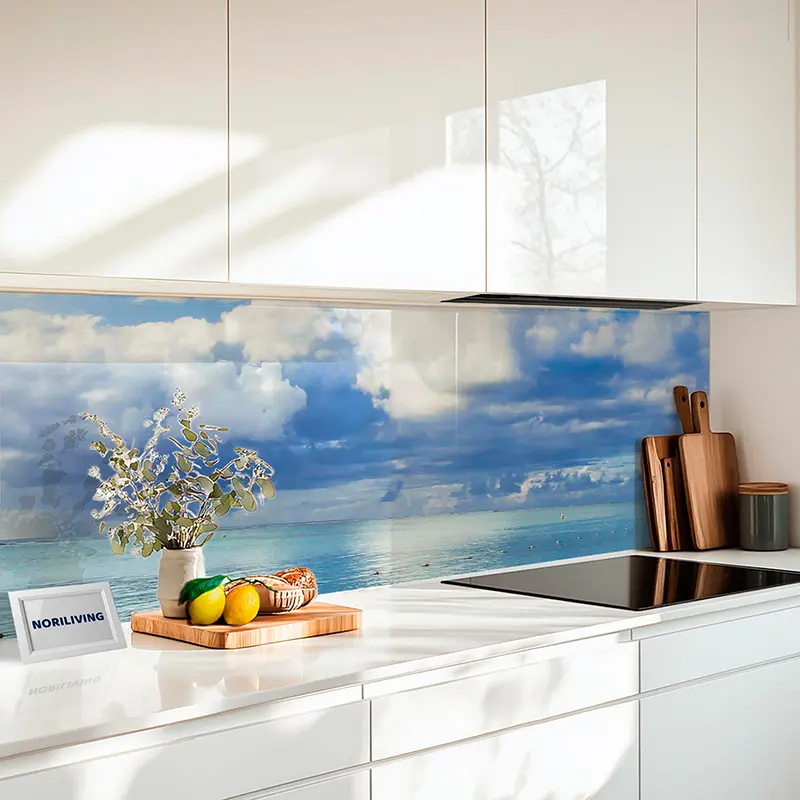 Moderne weiße Küche mit Meer-Glasrückwand