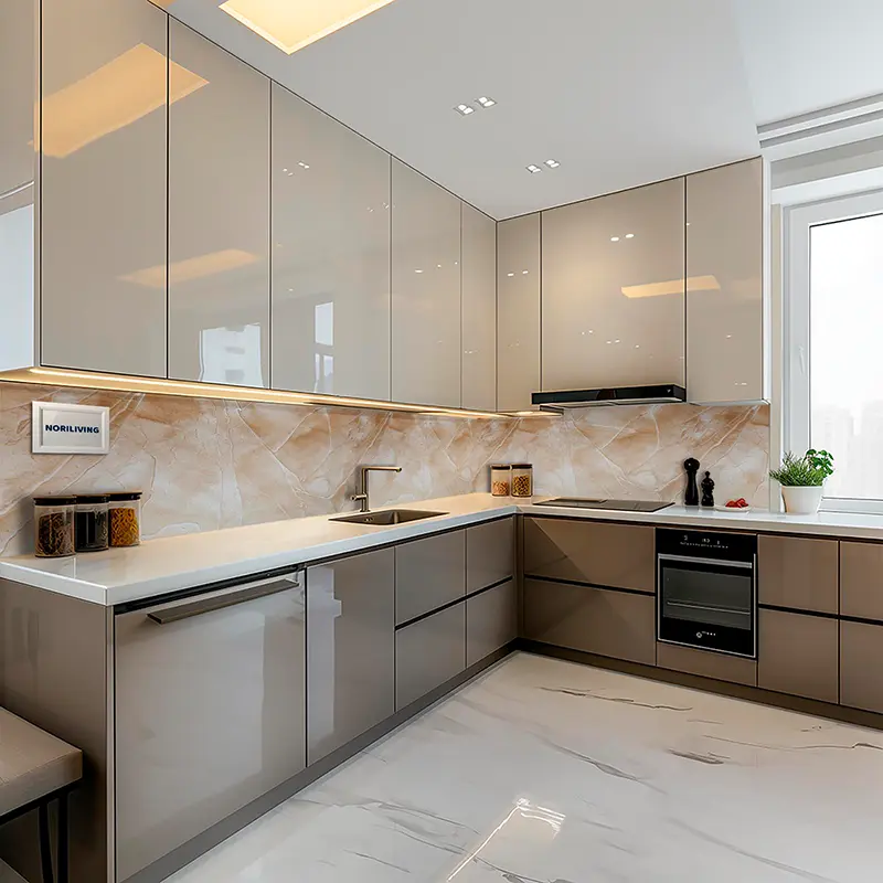 Elegante beige Küche mit Marmor-Backsplash und Einbaugeräten