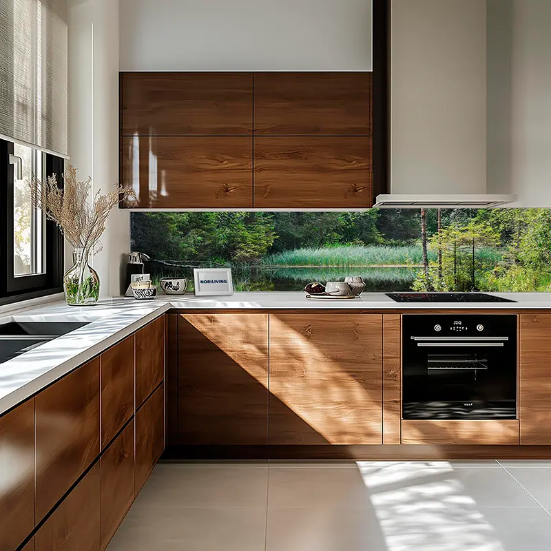 Helle Einbauküche mit Holzschränken und Naturmotiv