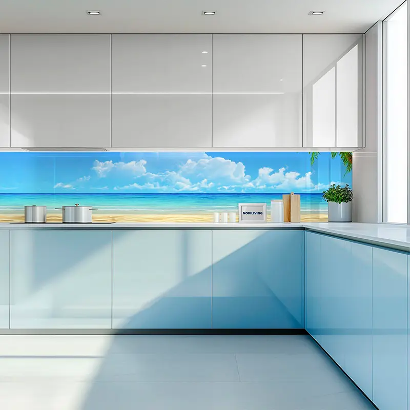 Moderne Küche mit Glasrückwand und Strandbild