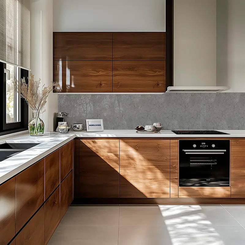 Elegante L-förmige Küche mit Holzschränken und Arbeitsplatte