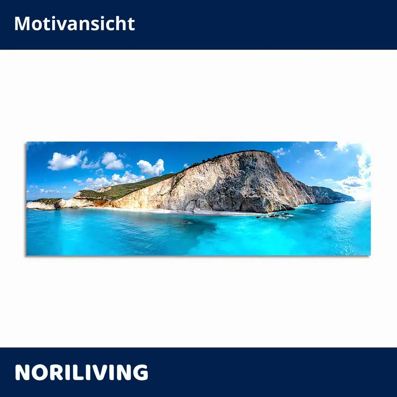 Panorama: türkisblaues Meer und steile Klippen