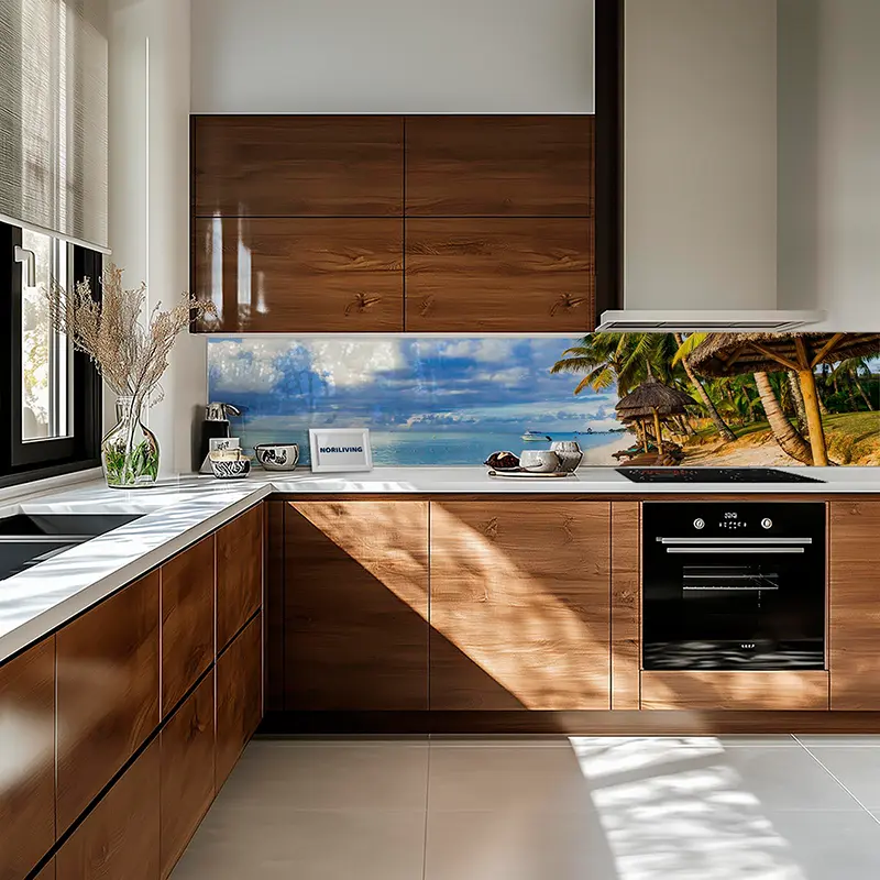 Helle Einbauküche, Holzschränke, Meerblick-Fliesenspiegel