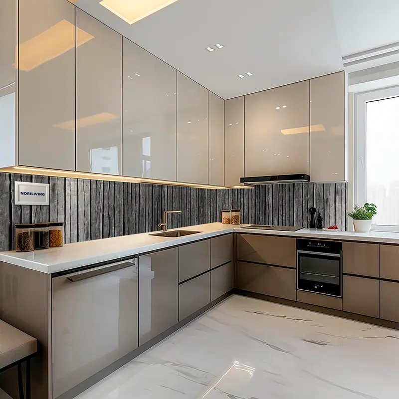 Stylische graue Küche im Eck mit Marmoroptik-Boden