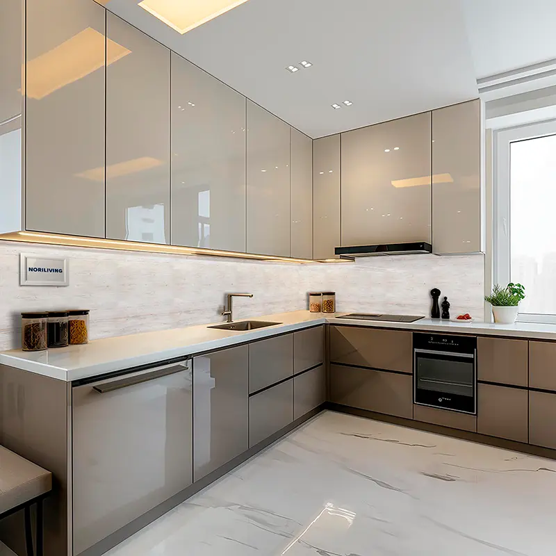 Helle L-Küche mit beige Fronten und weißer Arbeitsplatte