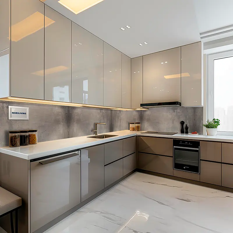 Graue moderne Einbauküche mit Arbeitsplatte, Herd, Spüle