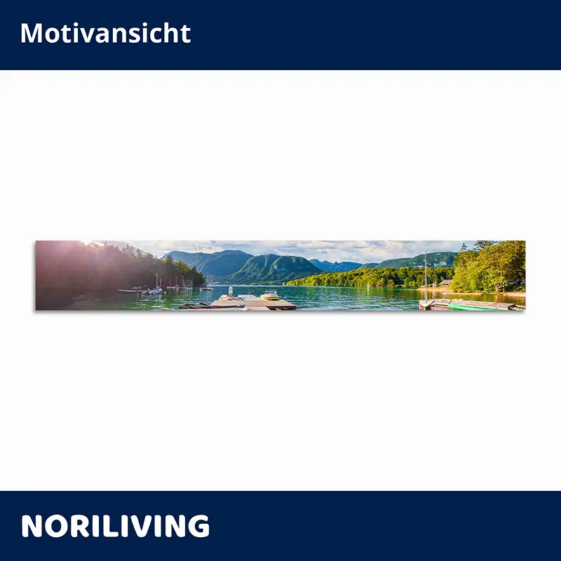 Breites Panorama: Bergsee mit Steg und Booten