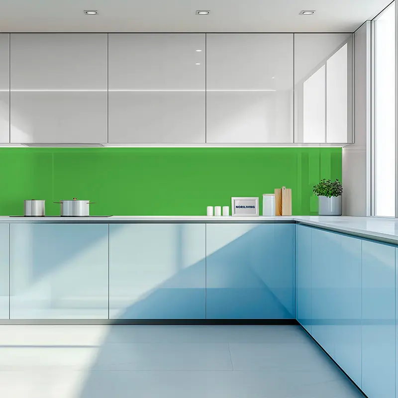 Weiße Küche mit blauen Schränken und grüner Rückwand