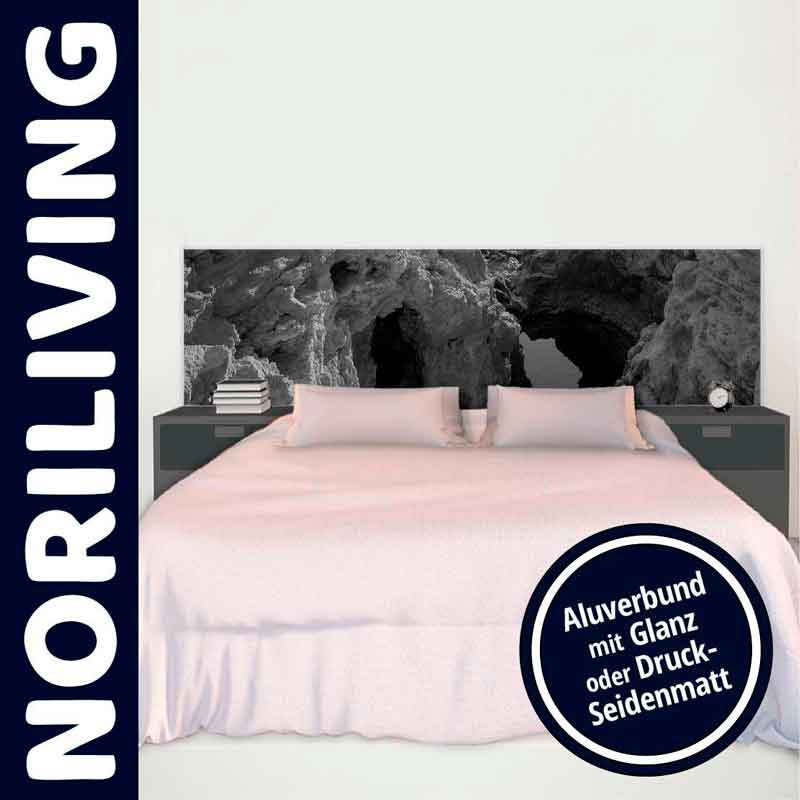 Schlafzimmmereinrichtung mit großem Bett, grauem Kopfteil mit Höhlenmotiv und Nachttischen