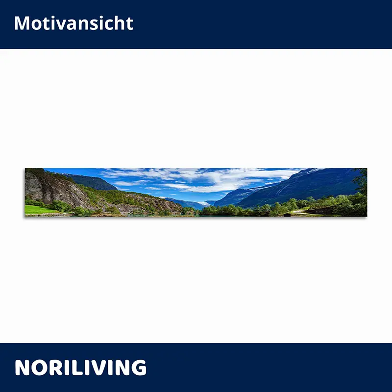 Panoramabild: Bergtal mit See und blauem Himmel