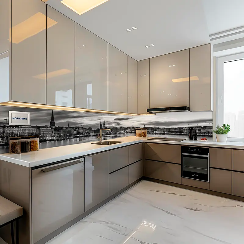 Elegante Eckküche mit glänzenden Fronten und Skyline-Glas