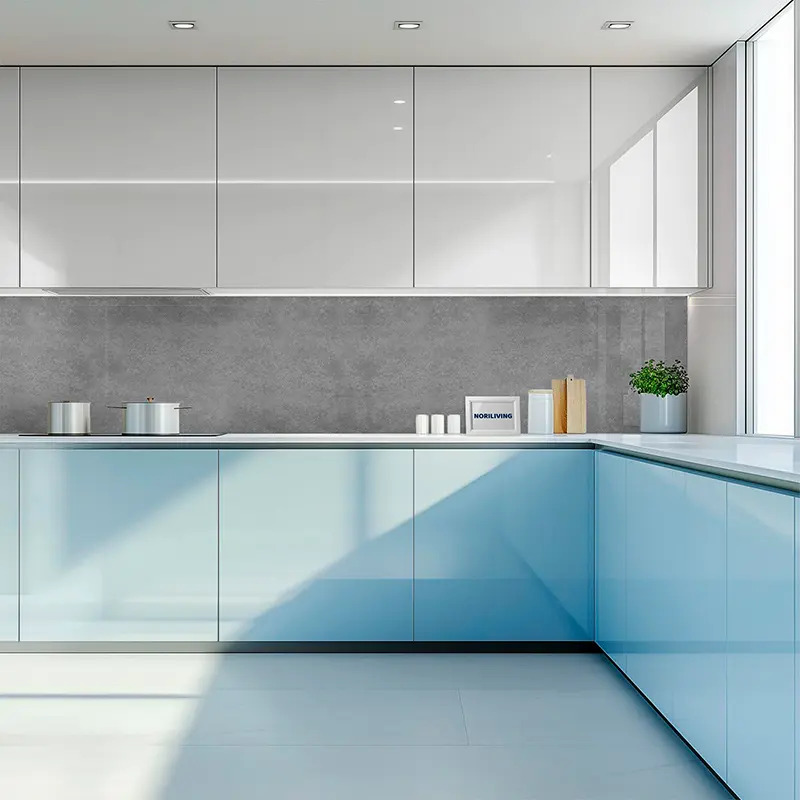 Minimalistische Küche mit blauen Schränken