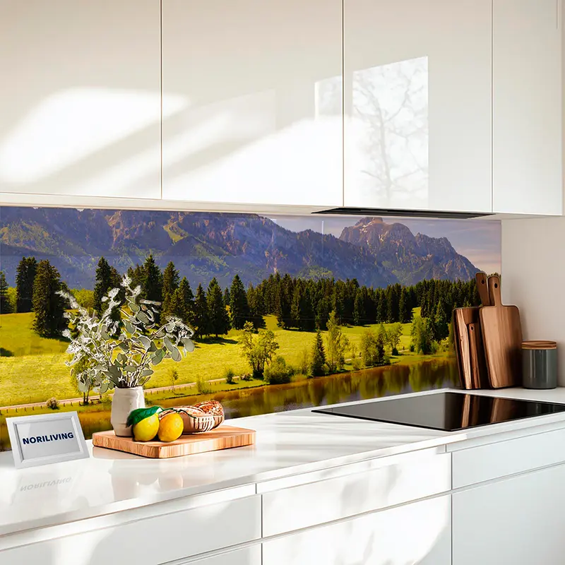Glasrückwand mit Bergwiese-Motiv in moderner Küche