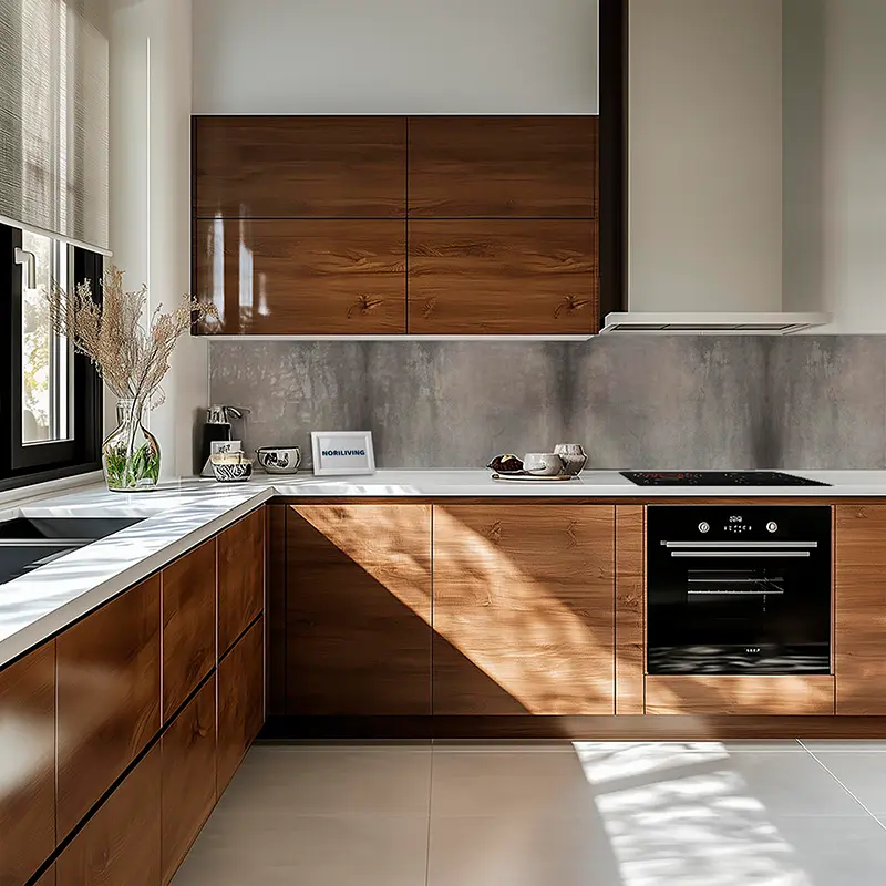 Helle Einbauküche mit Holzfronten und Keramikspüle