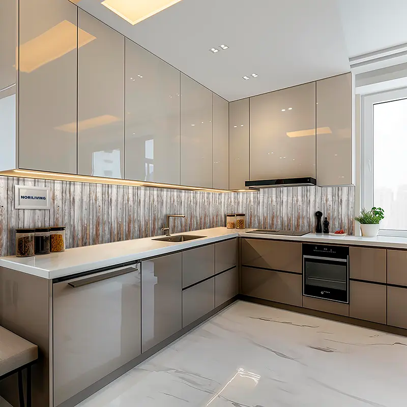 Helle Eckküche mit Hochglanzfronten und Einbauofen