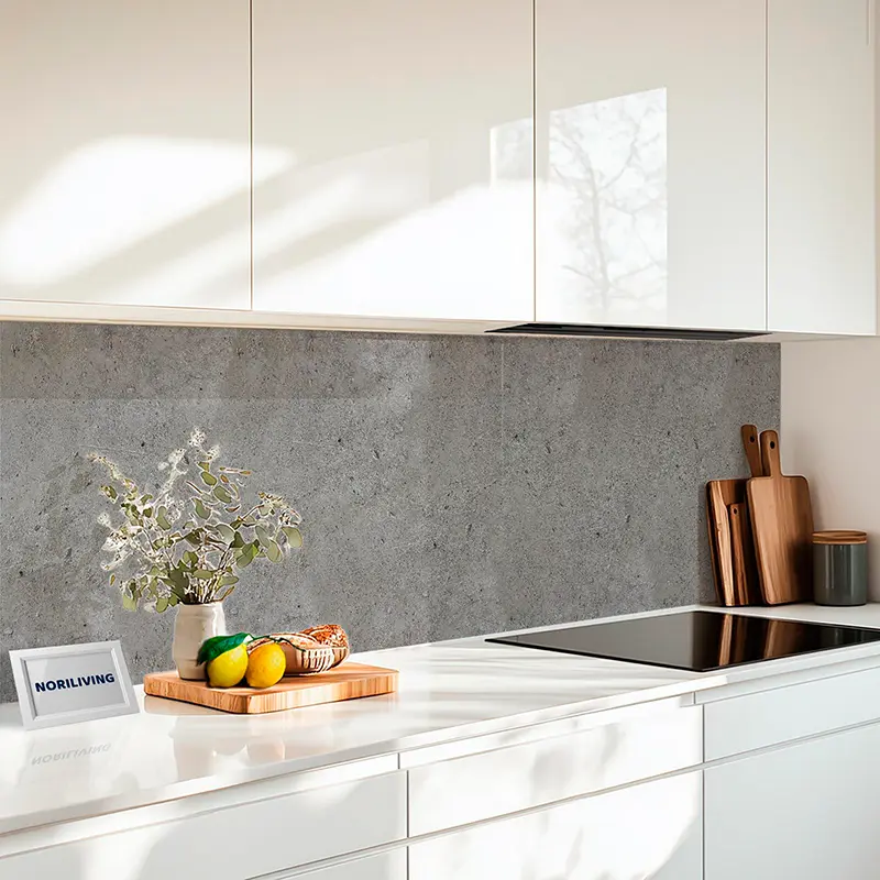 Helle Küche mit Arbeitsplatte, Induktionsfeld und Brett