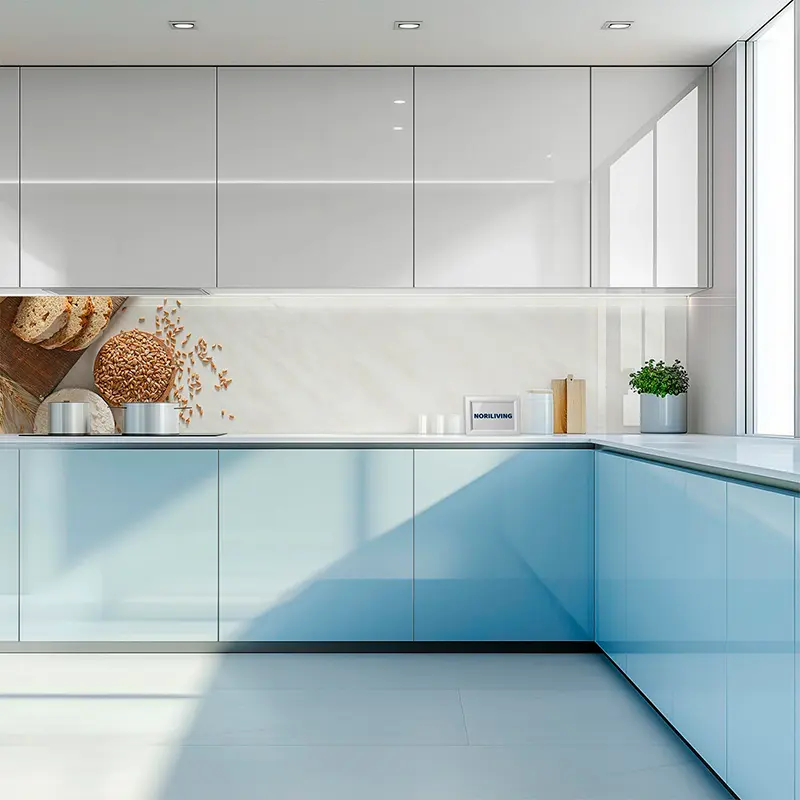 Minimalistische Küche mit blauen Fronten und Arbeitsplatte