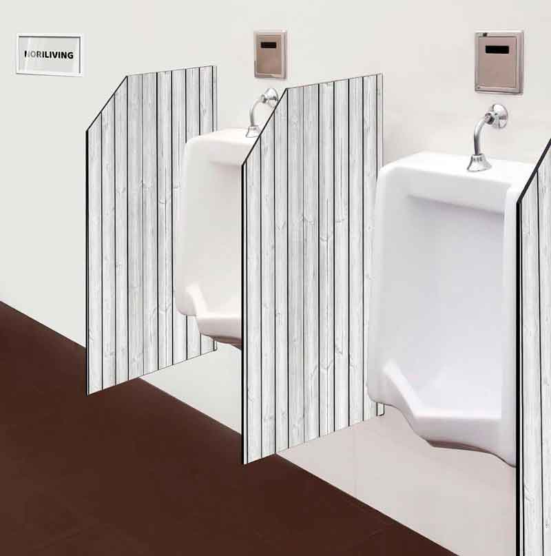 Zwei moderne Urinale mit Trennwänden aus hellem Holz in einem Badezimmer