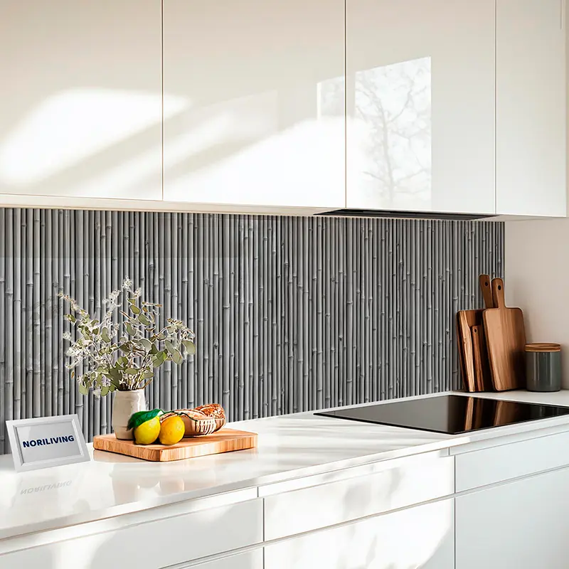 Weiße Küche mit grauer Bambus-Optik Rückwand