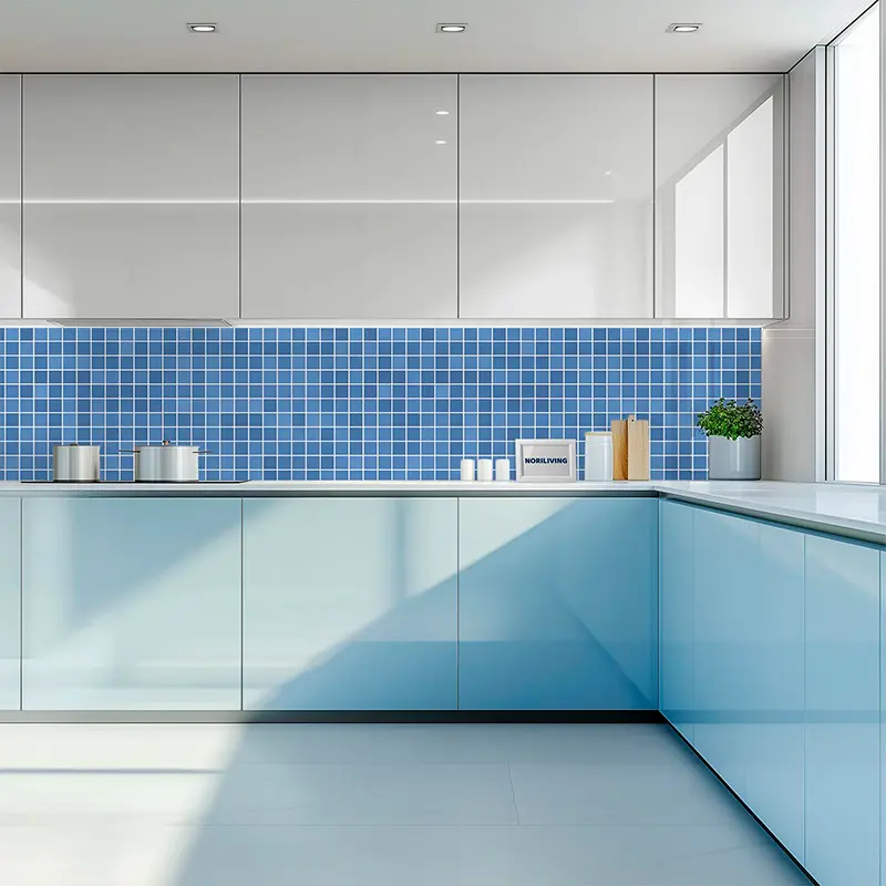 Minimalistische Küche mit blauem Fliesenspiegel