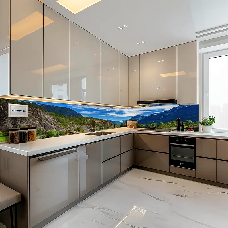 Helle L-förmige Küche mit Berg-Glasrückwand