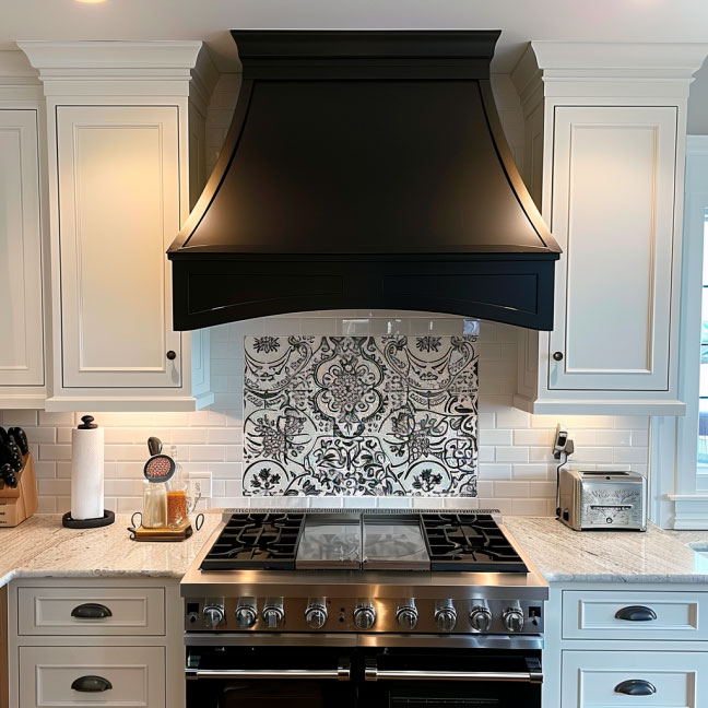 Küchenansicht mit großem schwarzen Dunstabzug, Gasherd und gemusterten Fliesen als Spritzschutz