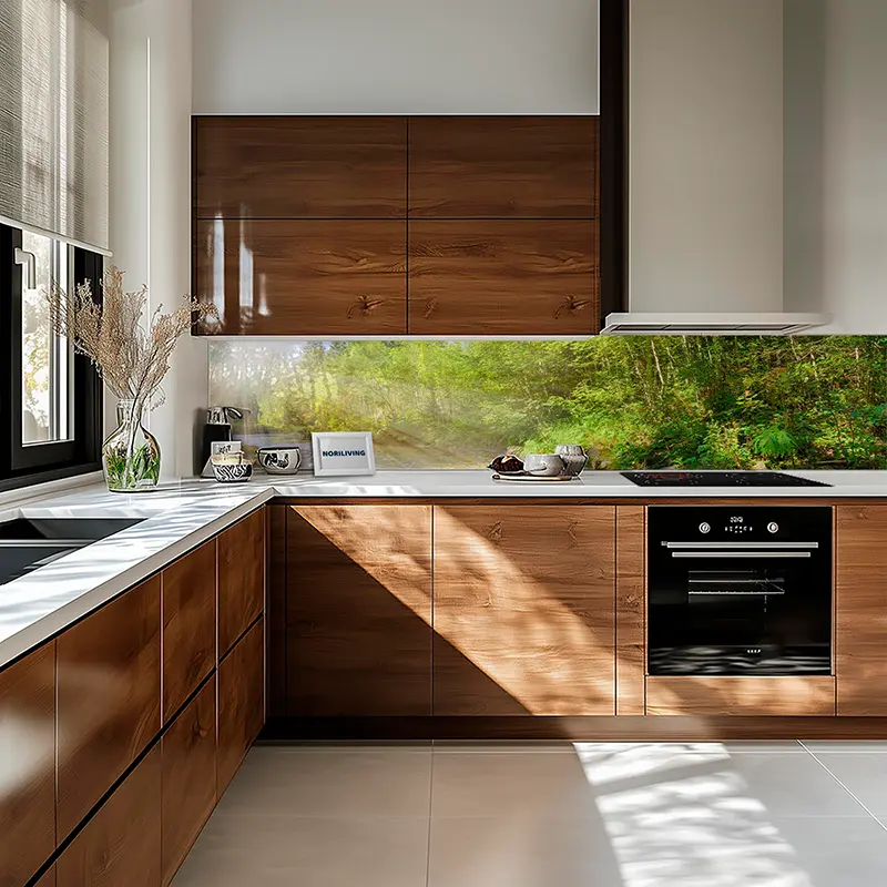 Küche mit Holzschränken, Backofen und grüner Glaswand