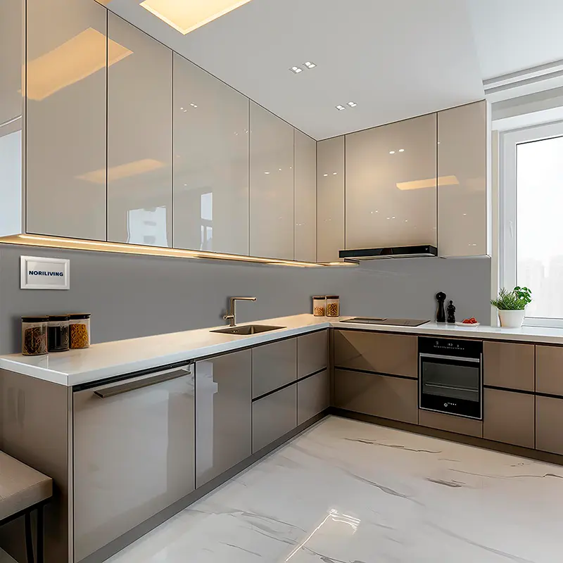 Offene helle Einbauküche mit Edelstahl‑Spüle