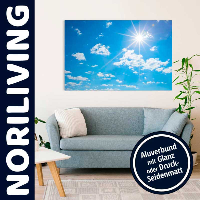 Ein modernes Wohnzimmer mit einem blauen Sofa, Wandbild eines sonnigen Himmels und Pflanze im Hintergrund