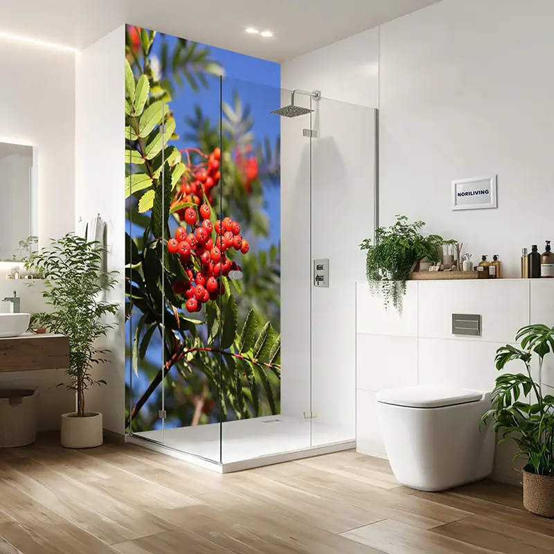 Modernes Badezimmer mit Glasdusche und Beeren-Motiv