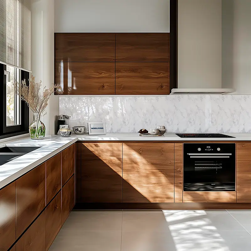 Blick auf helle Küche mit Holzschränken, Backofen und Fenste