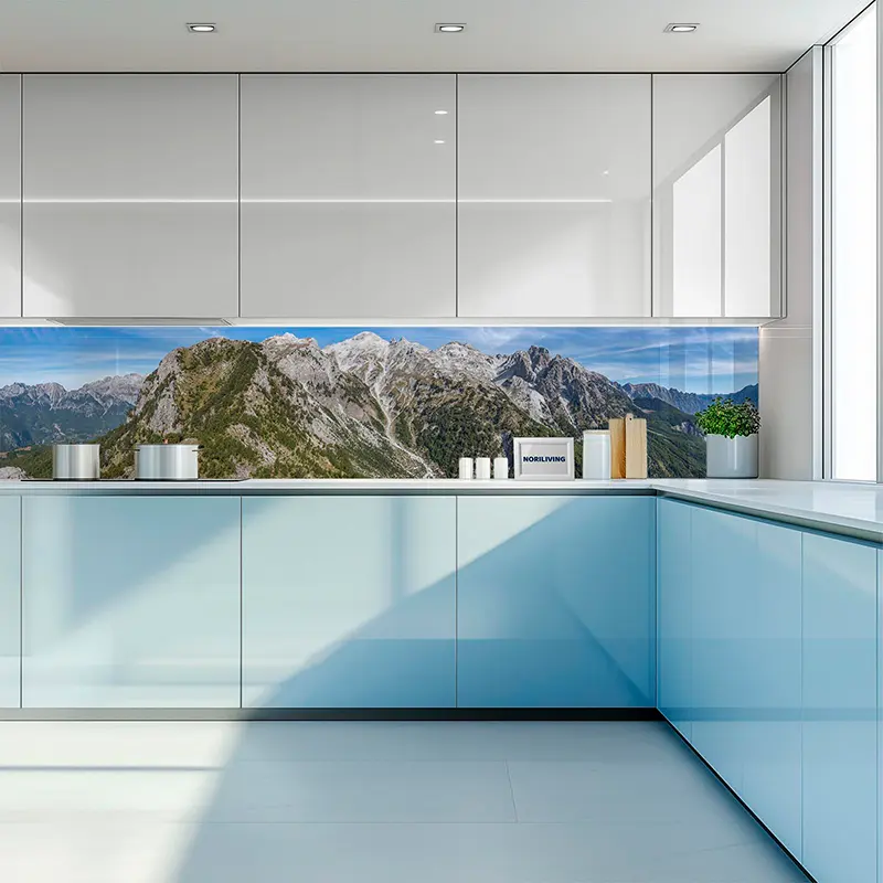 Glasrückwand mit Bergpanorama in moderner Küche