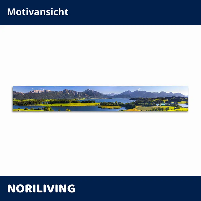 Panoramafoto: See, grüne Wiesen und Bergkette