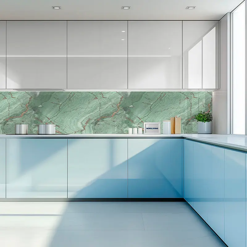 Helle Küche mit mintgrünem Marmor-Spritzschutz