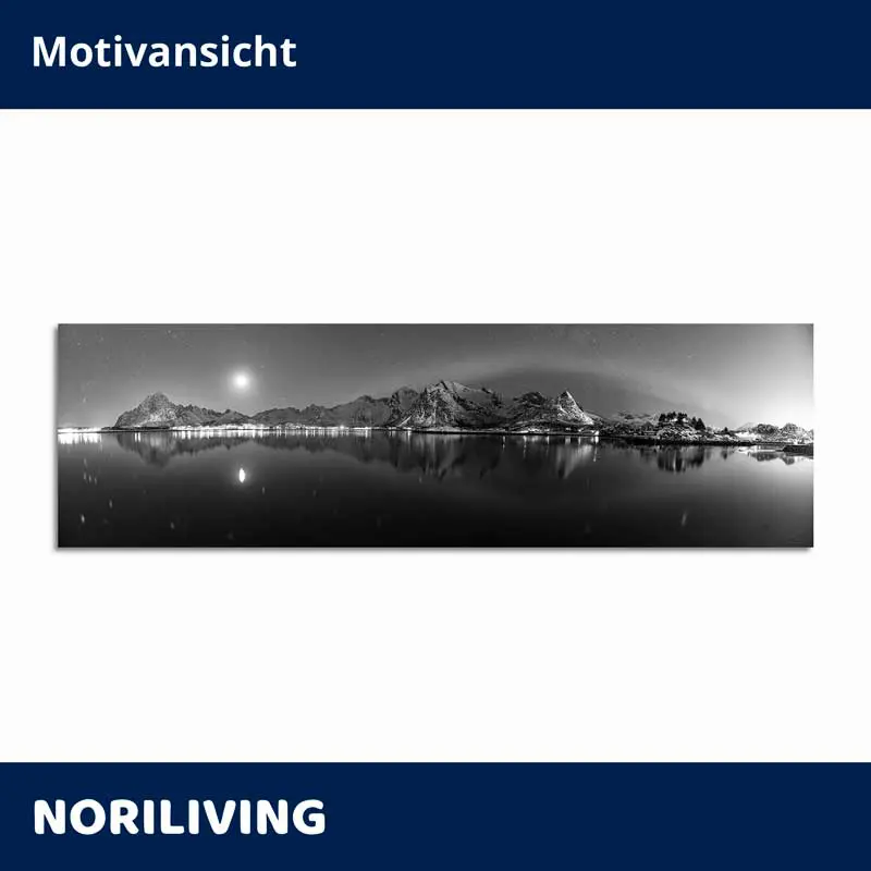 Schwarzweiß Panorama Berglandschaft mit See und Spiegelung