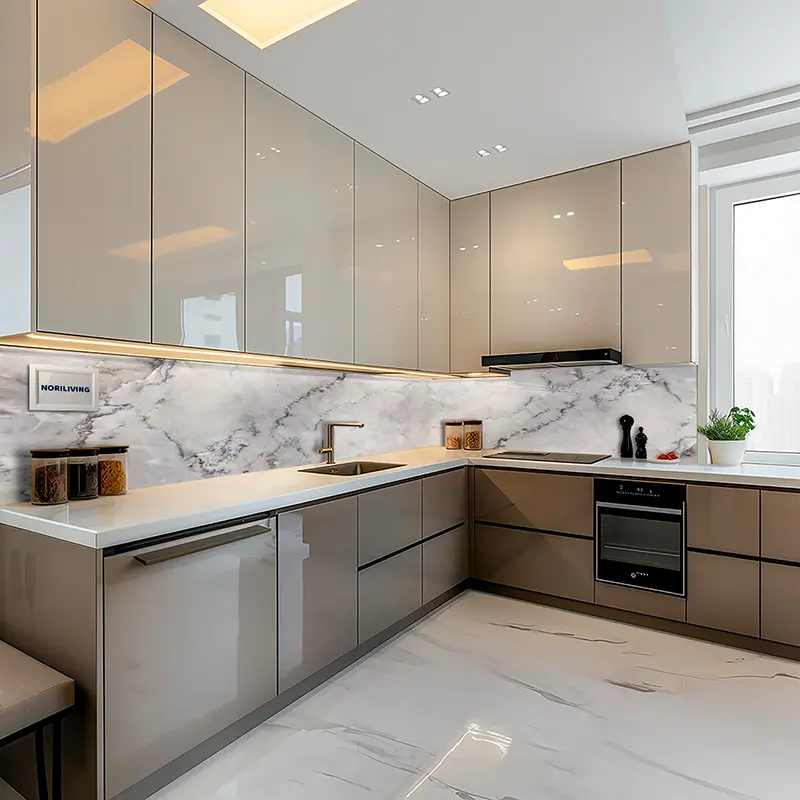 Eckküche mit Hochglanzfronten, Induktionsfeld und Spüle