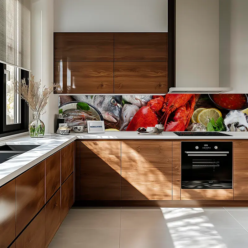 Moderne Küche mit Holzschränken und Meeresfrüchten