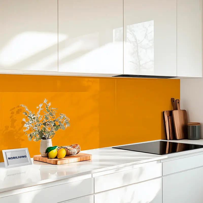 Weiße Küchenzeile mit orangener Rückwand und Deko