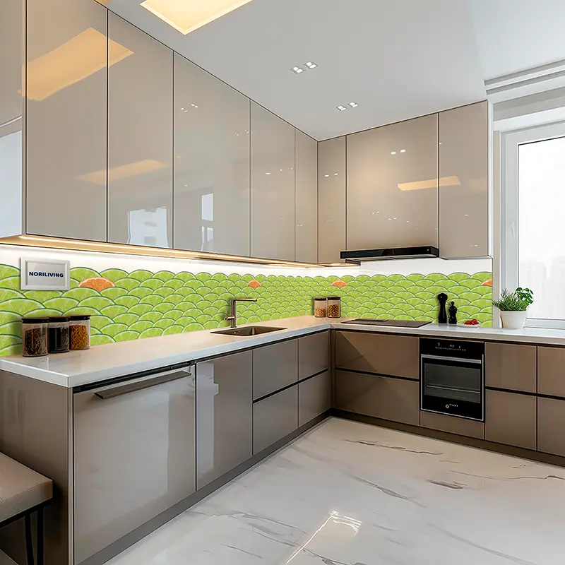 Küche mit grünem Schuppen-Mosaik an der Rückwand