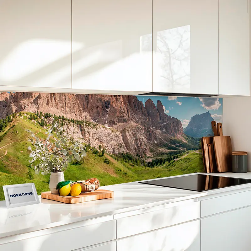 Glas-Küchenrückwand mit Berglandschaft