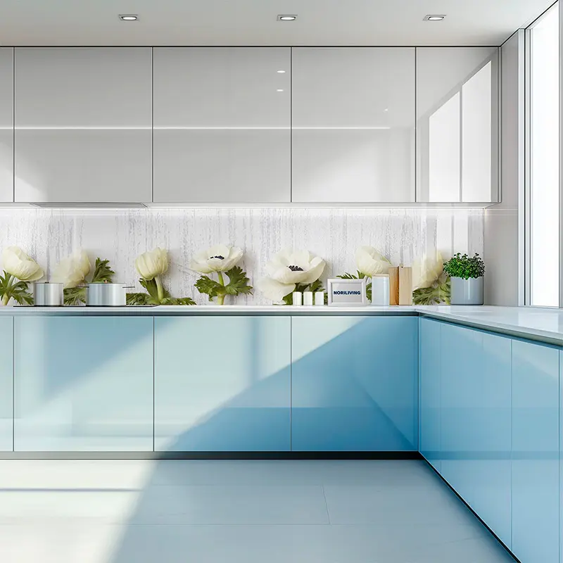 Helle Küchenzeile mit Blumenrückwand und Arbeitsfläche