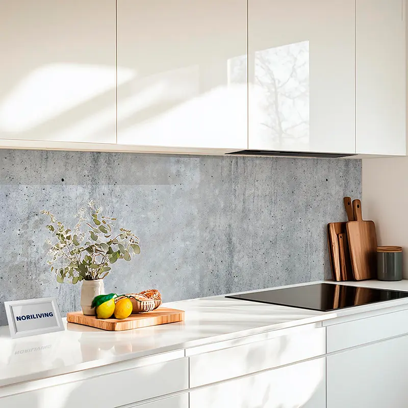 Weißer Küchenarbeitsplatz mit Schneidebrettern und Früchten