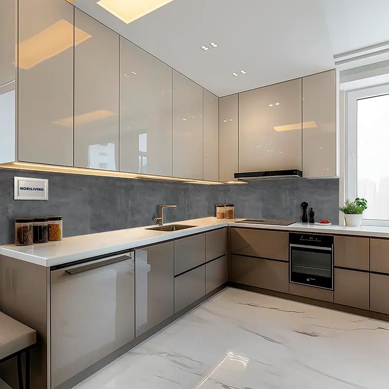 Beige L-förmige Küche mit weißer Arbeitsplatte und Ofen