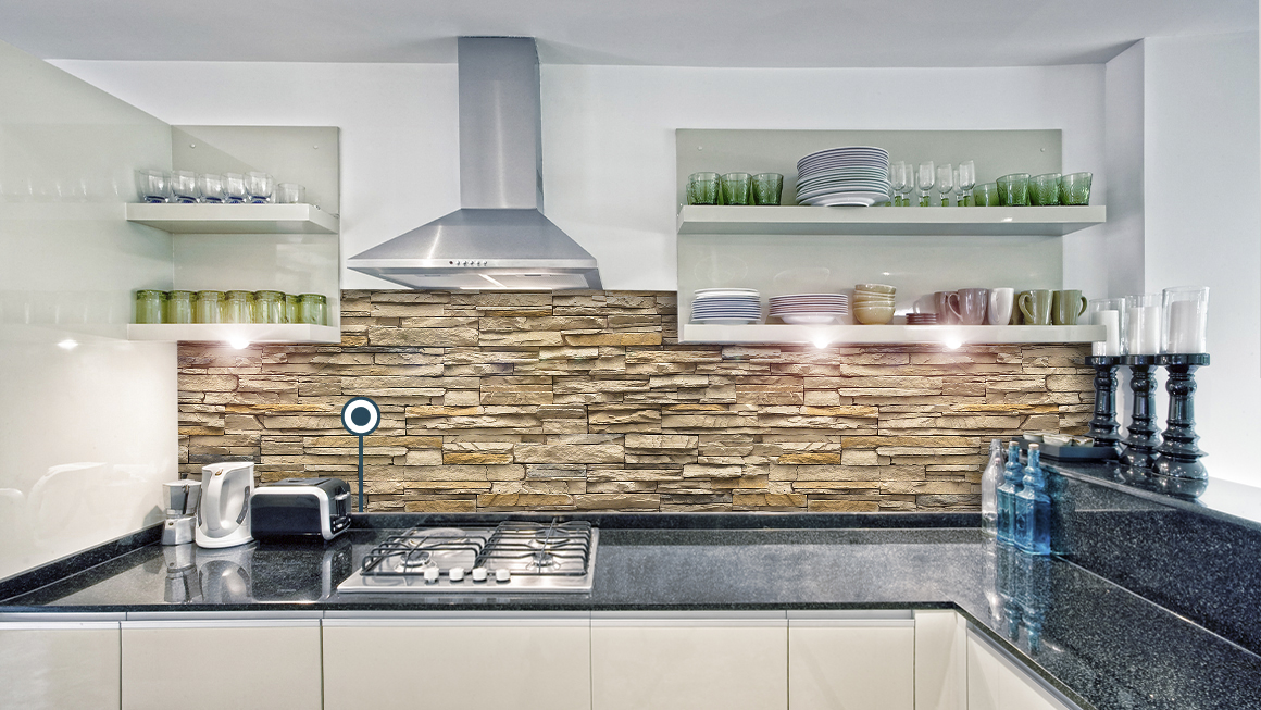 Küche mit Steinwand, Dunstabzug, offenen Regalen und Arbeitsplatten.